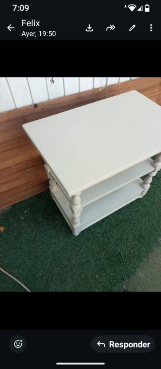 Mesa auxiliar de madera con ruedas