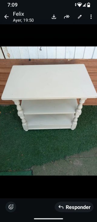 Mesa auxiliar de madera con ruedas