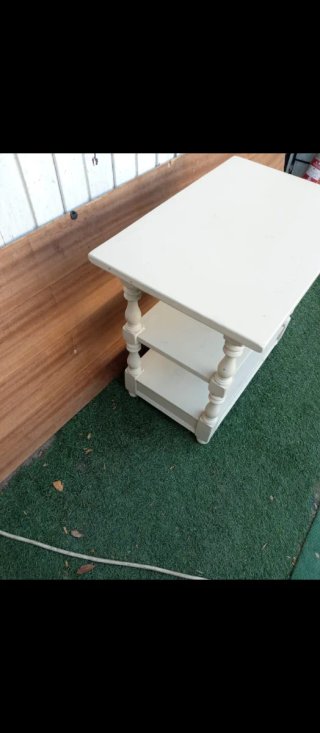 Mesa auxiliar de madera con ruedas