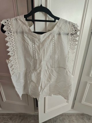 Blusa blanca con encaje