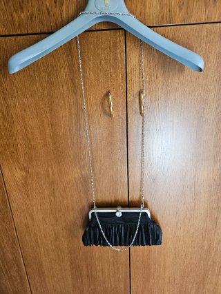 Pochette vintage raso nero con catena