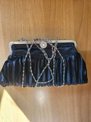 Pochette vintage raso nero con catena