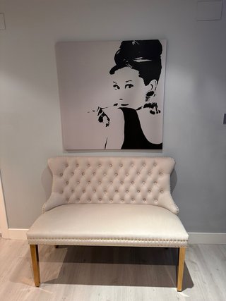 Banco sillón beige tachuelas doradas terciopelo