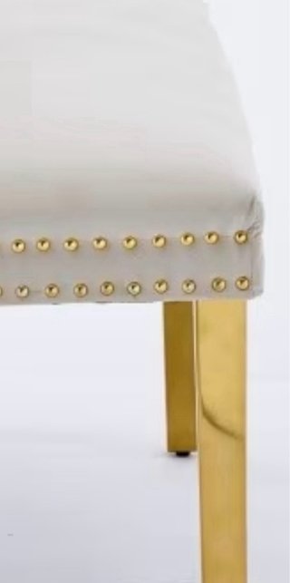 Banco sillón beige tachuelas doradas terciopelo
