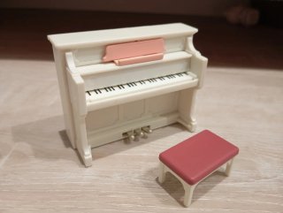 Sylvanian Families Piano Blanco y Taburete
