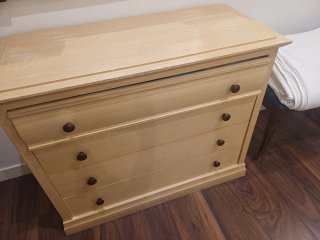 Conjunto mesita noche y sinfonier madera