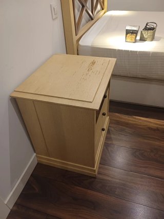 Conjunto mesita noche y sinfonier madera