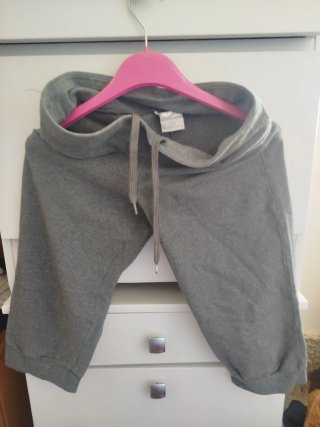Pantalones pirata grises