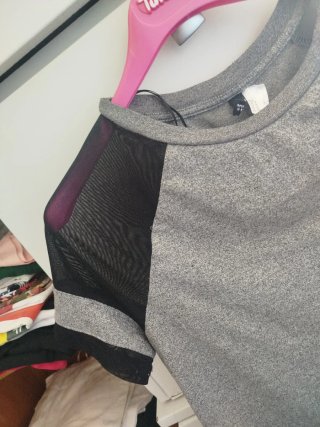 Camiseta gris con mangas de malla