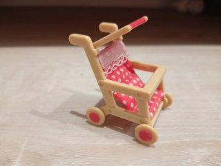 Cochecito Sylvanian Families rojo
