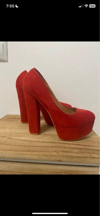 Zapatos de tacón rojos con plataforma