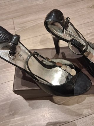 Zapatos de tacón Zendra negros y plateados.