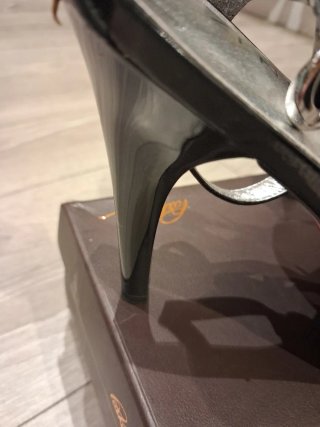 Zapatos de tacón Zendra negros y plateados.