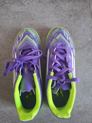 Botas futbol Adidas, t. 33