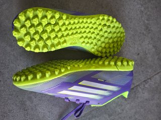 Botas futbol Adidas, t. 33