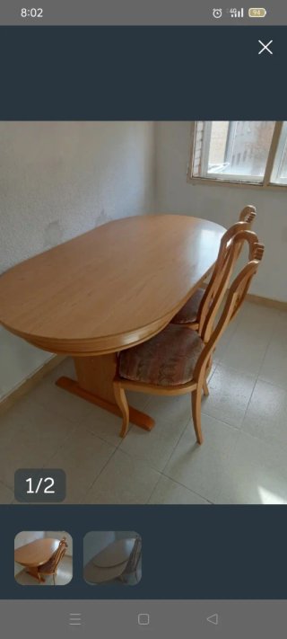 Mesa de comedor ovalada de madera sin sillas