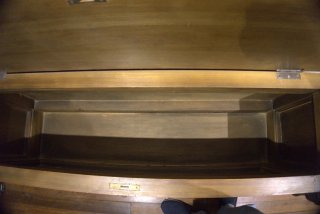 Arcón de madera maciza de nogal