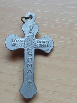 Cruz de plata con figura de Jesús