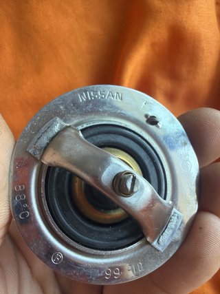 Salida Agua Nissan Original y termostato