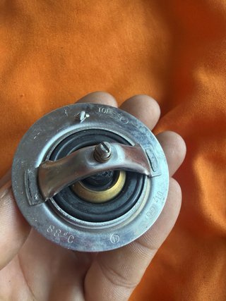 Salida Agua Nissan Original y termostato