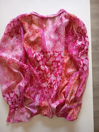 Blusa rosa y roja con estampado floral