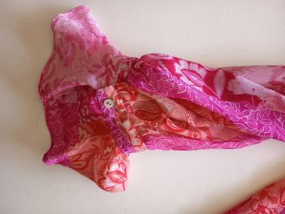 Blusa rosa y roja con estampado floral