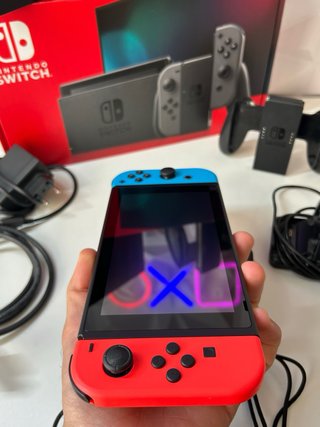 Nintendo Switch + 2 Joy-Cons + Base