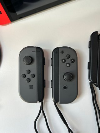 Nintendo Switch + 2 Joy-Cons + Base