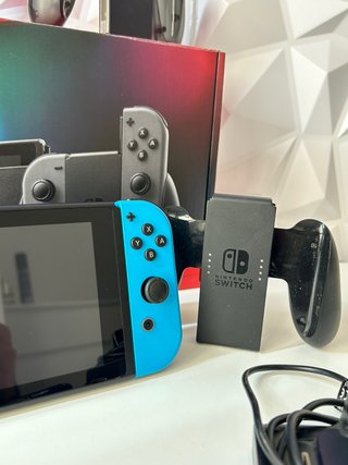 Nintendo Switch + 2 Joy-Cons + Base