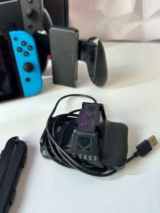 Nintendo Switch + 2 Joy-Cons + Base