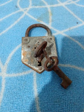 Candado antiguo con llave