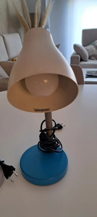 Lámparas de mesa beige y azul