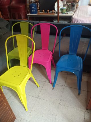 Sillas metálicas tipo Tolix de colores