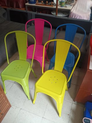 Sillas metálicas tipo Tolix de colores