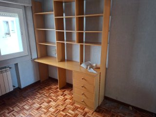 Mueble de madera con vitrinas y cajones
