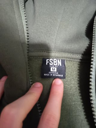 Chaqueta con capucha verde militar