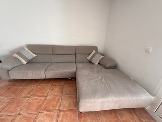 Sofá chaise longue gris moderno y cómodo