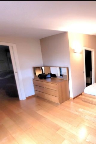 Cómoda de madera con espejo