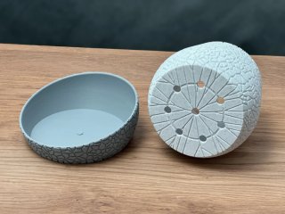 Maceteros grises y blancos de plástico