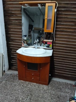 Mueble de baño con espejo y grifo