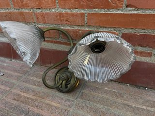 Lámpara de pared metal y cristal