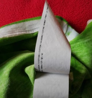 Camiseta verde con bolsillos y estampado