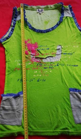 Camiseta verde con bolsillos y estampado