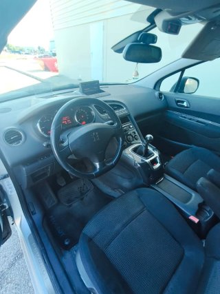 Peugeot 5008 2011