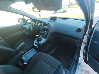 Peugeot 5008 2011