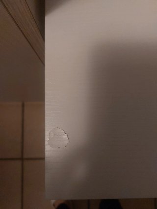 Comodino bianco con cassetti in tessuto