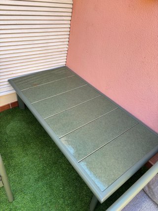 Tavolo da giardino in piastrelle e metallo