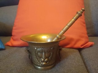 Mortero de bronce con pilón