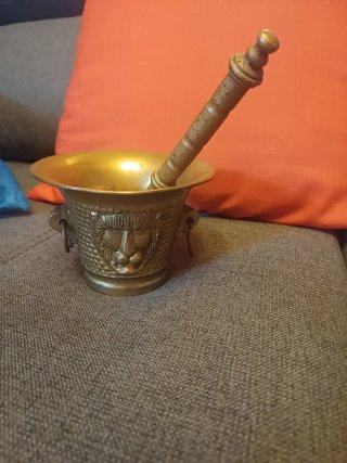 Mortero de bronce con pilón