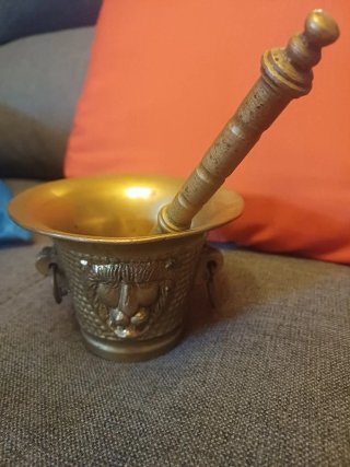 Mortero de bronce con pilón